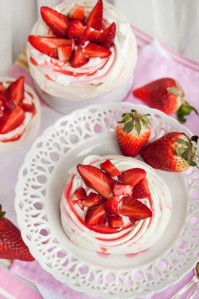 Pavlova meringue taart versierd met verse aardbei — Stockfoto