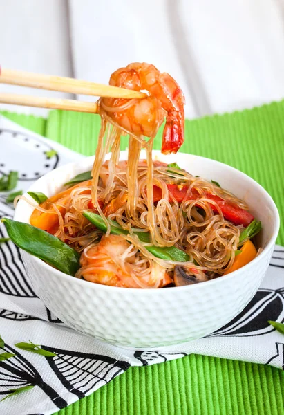 Rice glass noodles with shrimps and vegetables — Stock Photo, Image