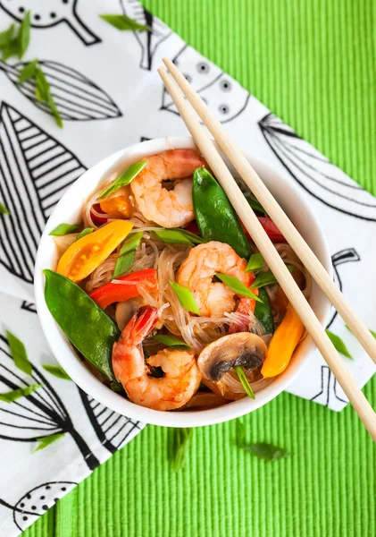 Rice glass noodles with shrimps and vegetables — Stock Photo, Image