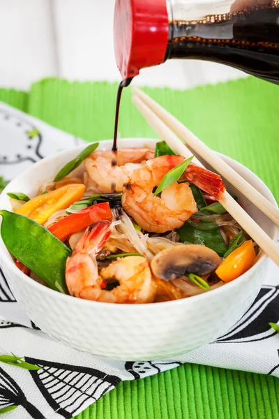 Rice glass noodles with shrimps and vegetables — Stock Photo, Image