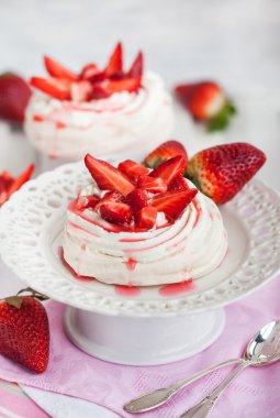  Taze çilek ile dekore edilmiş Pavlova beze pasta