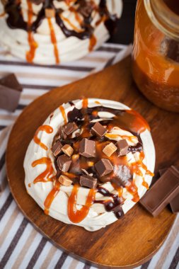 Karamel ve çikolata Pavlova beze pasta