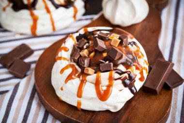 Karamel ve çikolata Pavlova beze pasta