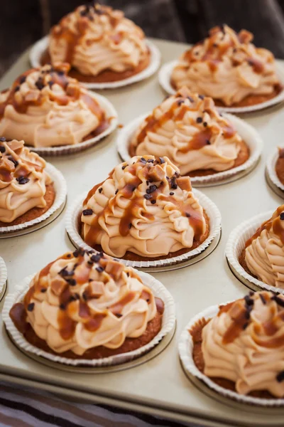 Magdalenas de caramelo en una bandeja para hornear — Foto de Stock