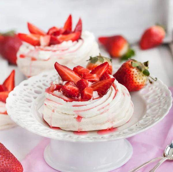 Pavlova Baiser Kuchen mit frischen Erdbeeren dekoriert — Stockfoto