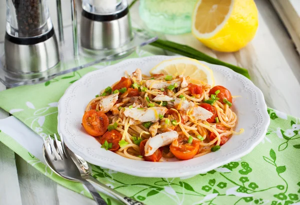 Massa fresca deliciosa com molho de peixe e tomate — Fotografia de Stock