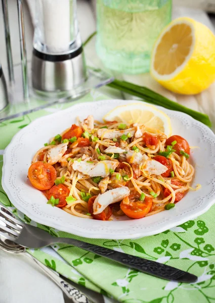 Massa fresca deliciosa com molho de peixe e tomate — Fotografia de Stock