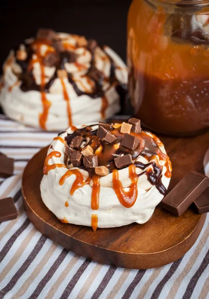 Caramel and chocolate Pavlova meringue cake — Stock Photo, Image