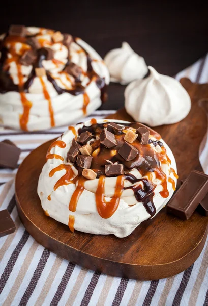 Caramel and chocolate Pavlova meringue cake — Stock Photo, Image