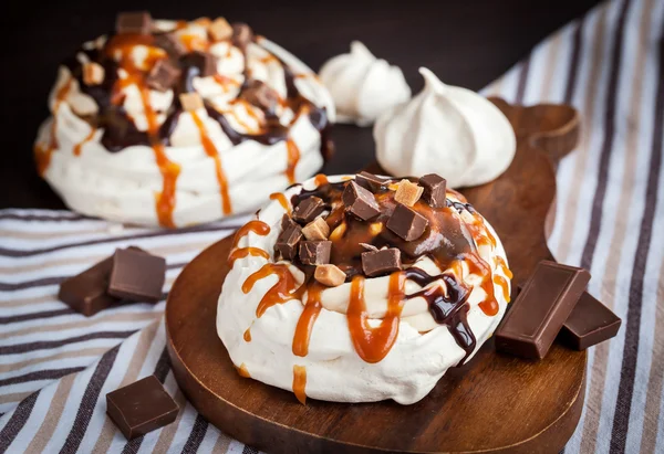 Karamel ve çikolata Pavlova beze pasta