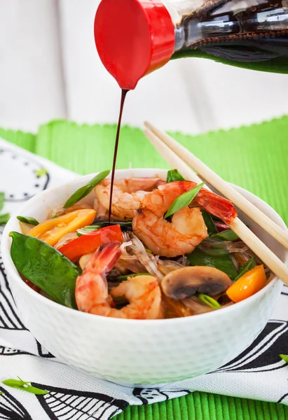 Rice glass noodles with shrimps and vegetables — Stock Photo, Image