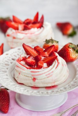  Taze çilek ile dekore edilmiş Pavlova beze pasta