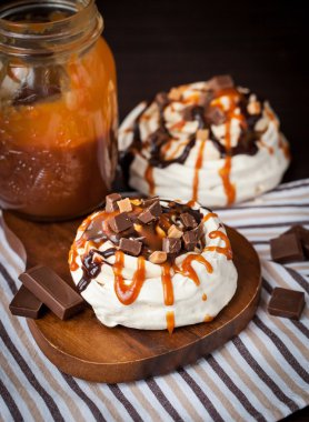 Karamel ve çikolata Pavlova beze pasta