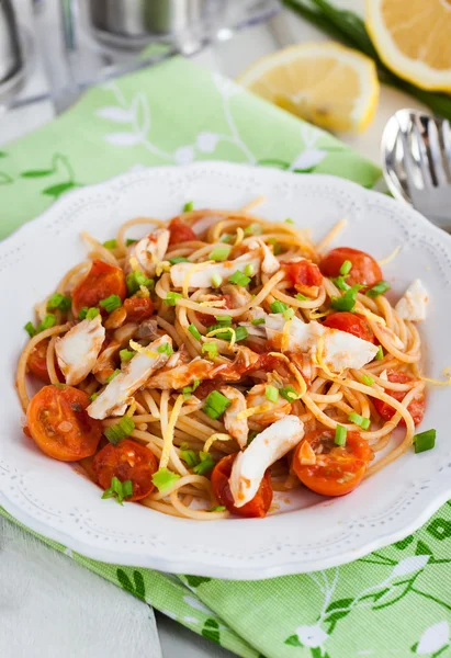 Pasta fresca deliziosa con pesce e salsa di pomodoro — Foto Stock