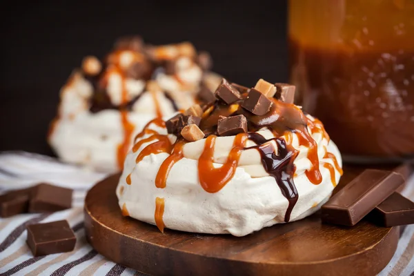 Caramel and chocolate Pavlova meringue cake — Stock Photo, Image