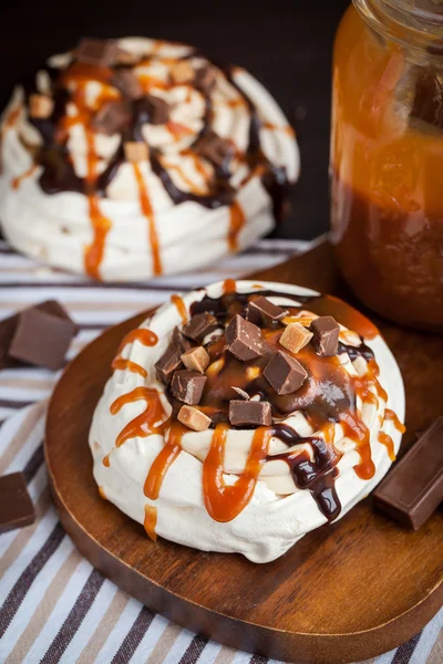 Kola och choklad Pavlova maräng tårta — Stockfoto