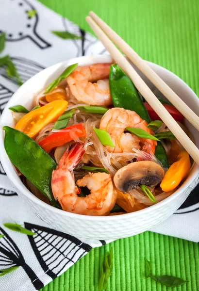 Fideos de cristal de arroz con gambas y verduras —  Fotos de Stock