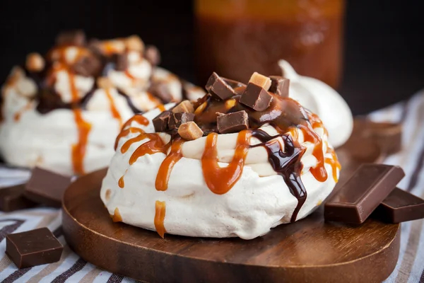 Caramel and chocolate Pavlova meringue cake — Stock Photo, Image