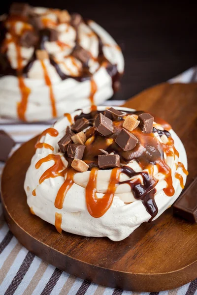 Caramel and chocolate Pavlova meringue cake — Stock Photo, Image