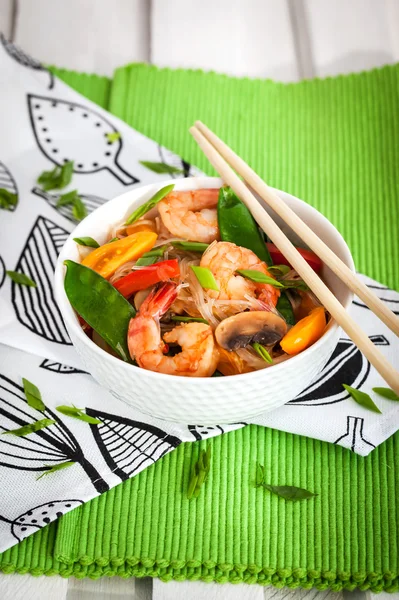 Fideos de cristal de arroz con gambas y verduras — Foto de Stock