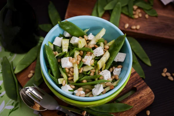 Свежий вкусный огурец, зеленый горох, салат из феты и кедровых орехов — стоковое фото