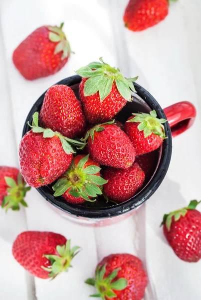 Fraises fraîches dans une tasse en étain — Photo