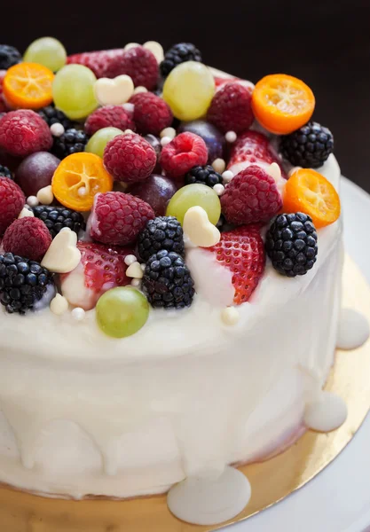 Белый шоколадный торт украшен свежими ягодами и фруктами Лицензионные Стоковые Изображения