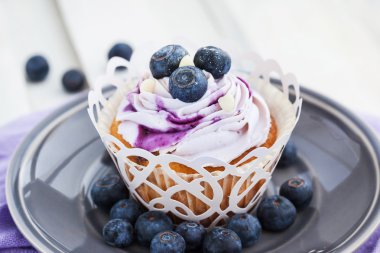 Lezzetli blueberry cupcake plaka üzerinde