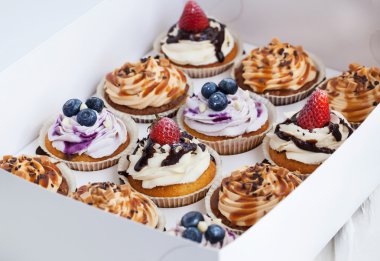 Bir kutu içinde farklı kek kümesi