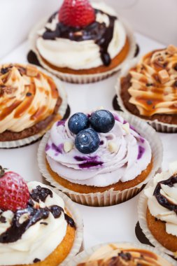 Bir kutu içinde farklı kek kümesi