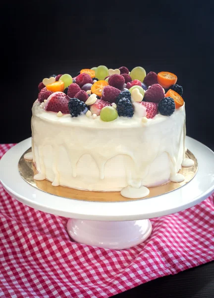 Pastel de chocolate blanco decorado con bayas frescas y frutas —  Fotos de Stock