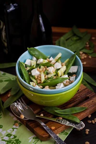 Friss finom uborka, a zöldborsó, a feta és a fenyőmag saláta — Stock Fotó