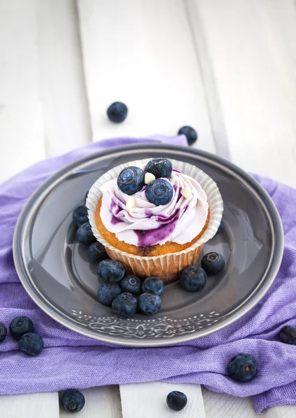 Sabroso cupcake de arándanos en el plato — Foto de Stock