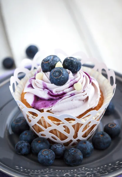 Sabroso cupcake de arándanos en el plato — Foto de Stock