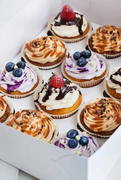 Bir kutu içinde farklı kek kümesi