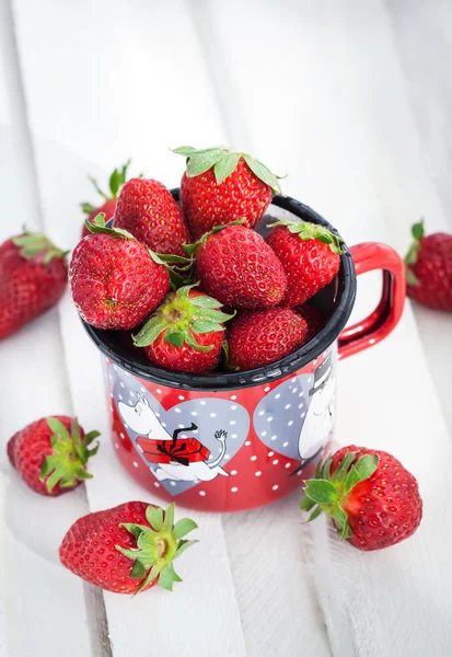 Frische Erdbeeren im Blechbecher — Stockfoto