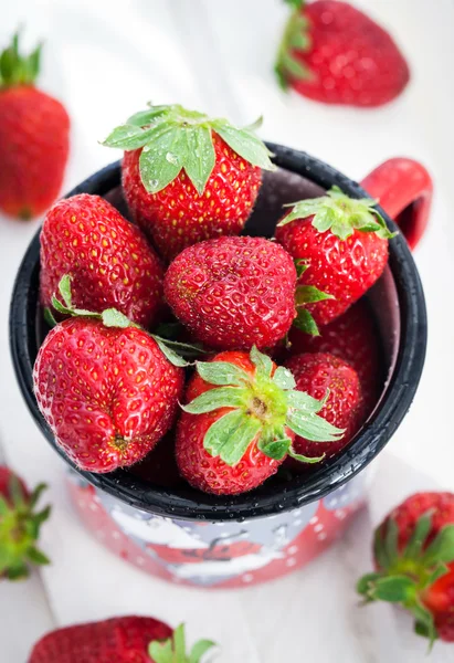 Fresh strawberries  in a tin mug — Stock Photo, Image