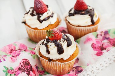 Lezzetli dondurma ve çilekli Top kek