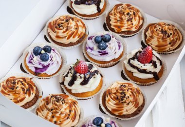 Bir kutu içinde farklı kek kümesi