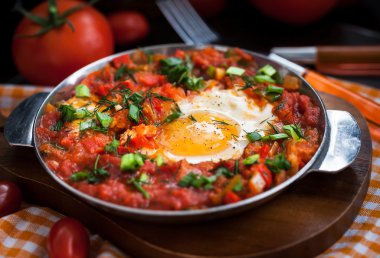 Domates ve yumurta ile Shakshuka