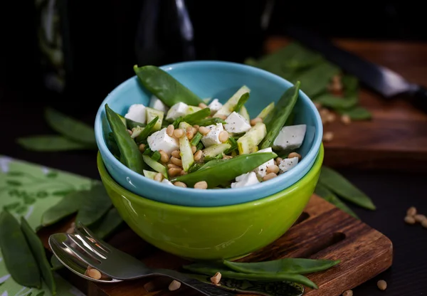 Friss finom uborka, a zöldborsó, a feta és a fenyőmag saláta — Stock Fotó