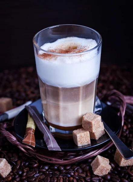 Färska heta välsmakande latte macchiato kaffe — Stockfoto
