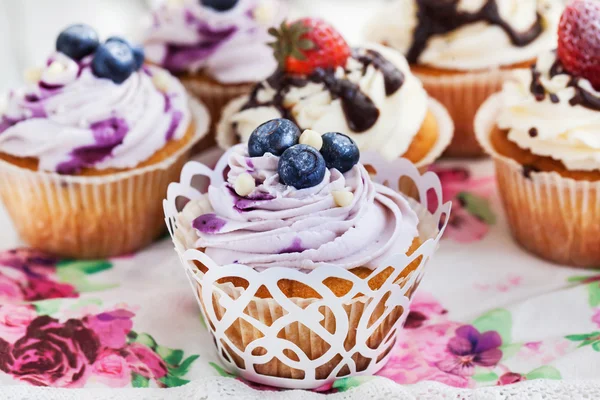 Uppsättning av blåbär och jordgubb cupcakes — Stockfoto