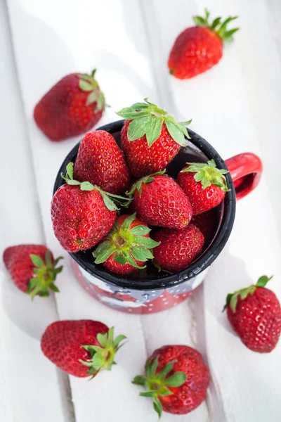 Fraises fraîches dans une tasse en étain — Photo