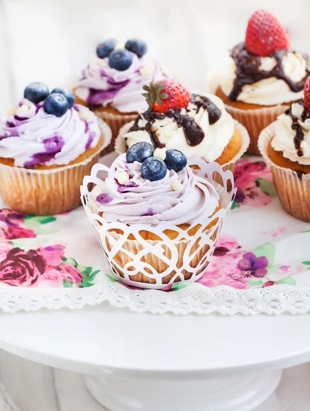 一整套蓝莓和草莓杯形蛋糕 — 图库照片