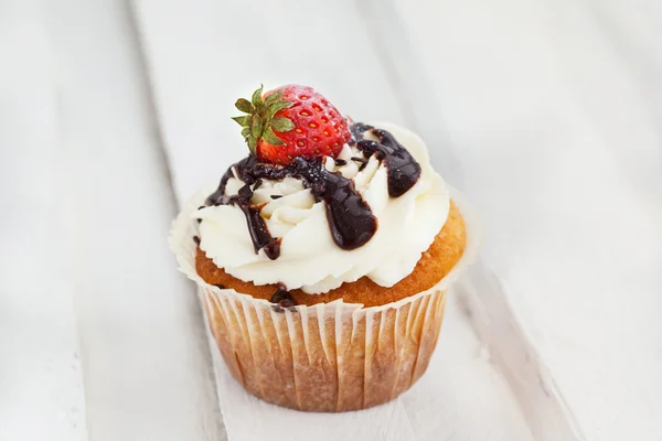 Délicieux cupcakes à la crème et aux fraises — Photo