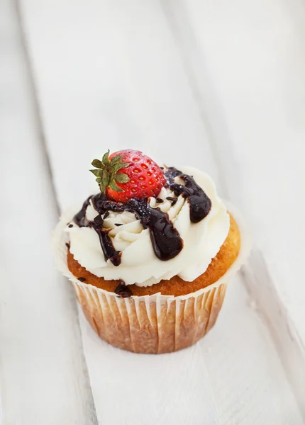 Delicious cream and strawberry cupcakes — Stock Photo, Image