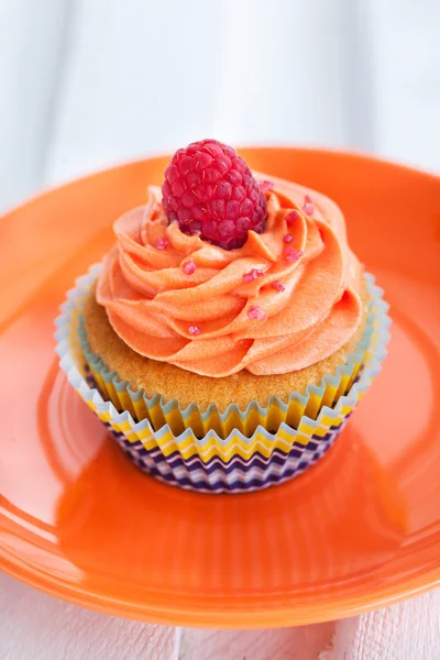 Délicieux cupcake à la crème et framboise — Photo