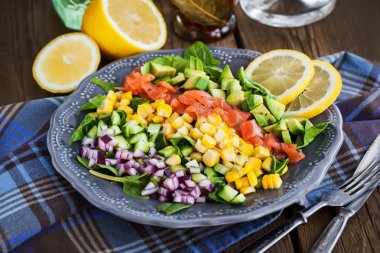 somon, avokado, Mısır, salatalık ve soğan salata