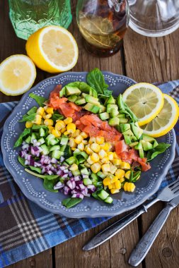 somon, avokado, Mısır, salatalık ve soğan salata